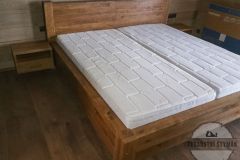 Dřevěné postele  s přisazenými nočními stolky