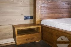 Dřevěné postele  s přisazenými nočními stolky